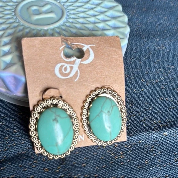 Elegant Turquoise and Gold Earrings - Picture 4 of 4